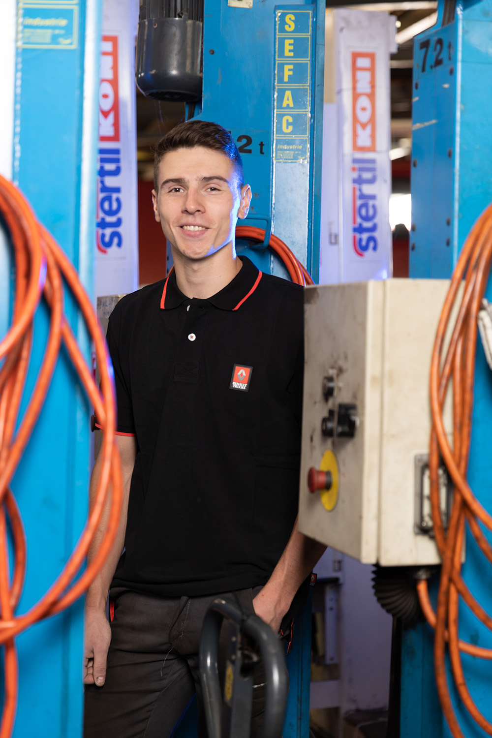 Baptiste, technicien spécialiste, au sein de l'établissement Renault Trucks de Coignières chez Chappelier