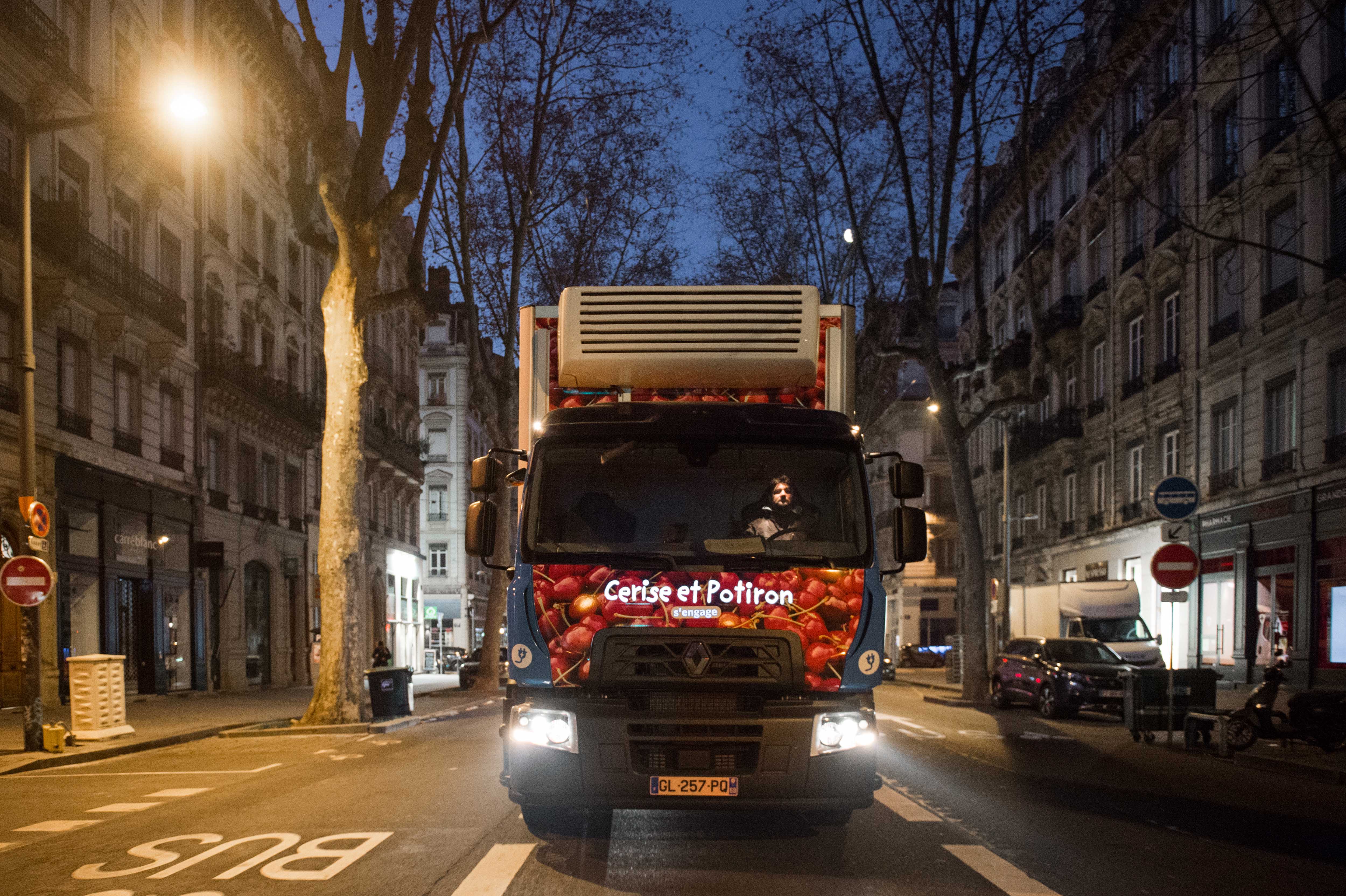 Deux camions 100 % électriques Renault Trucks D Wide intègrent la flotte de Cerise & Potiron