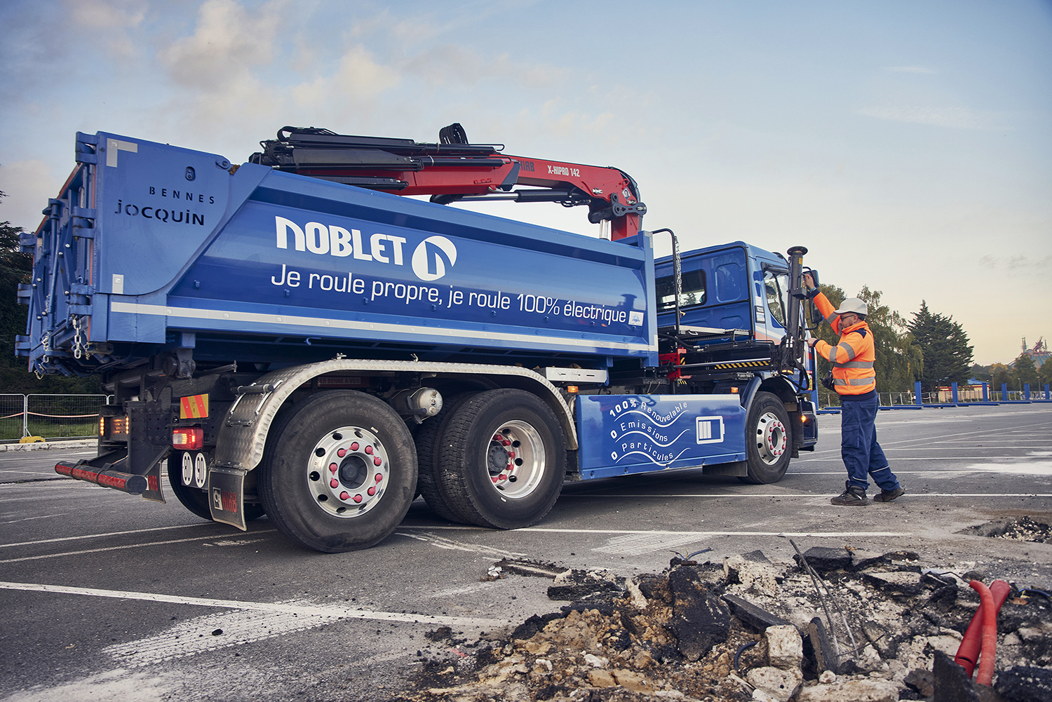 Nouveau camion plateau grue chez Noblet