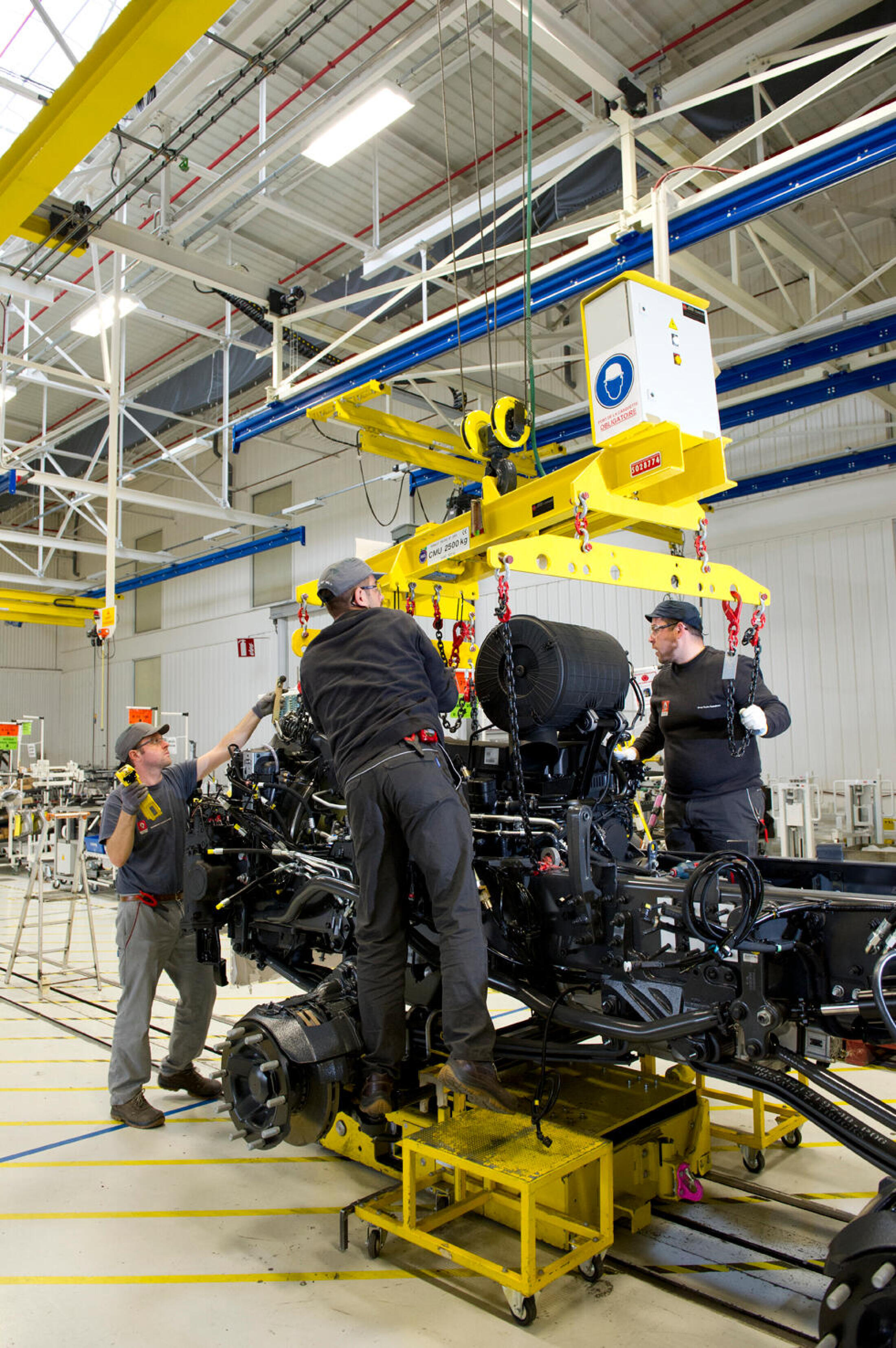 Renault Trucks Usine de Bourg-en-Bresse - Ligne de montage : la préparation des ponts essieux avec moteur