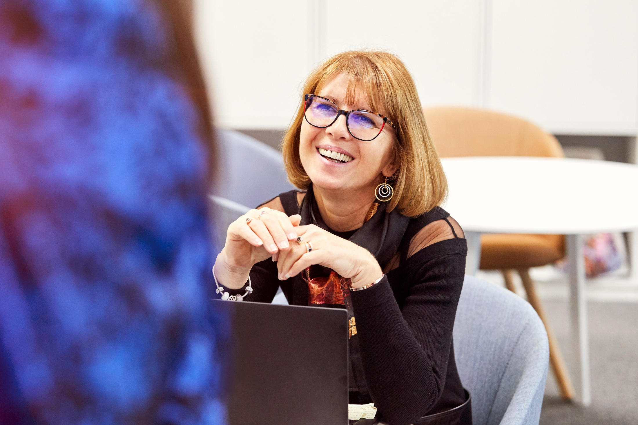 Collaboratrice dans les bureaux de la Volvo Group University