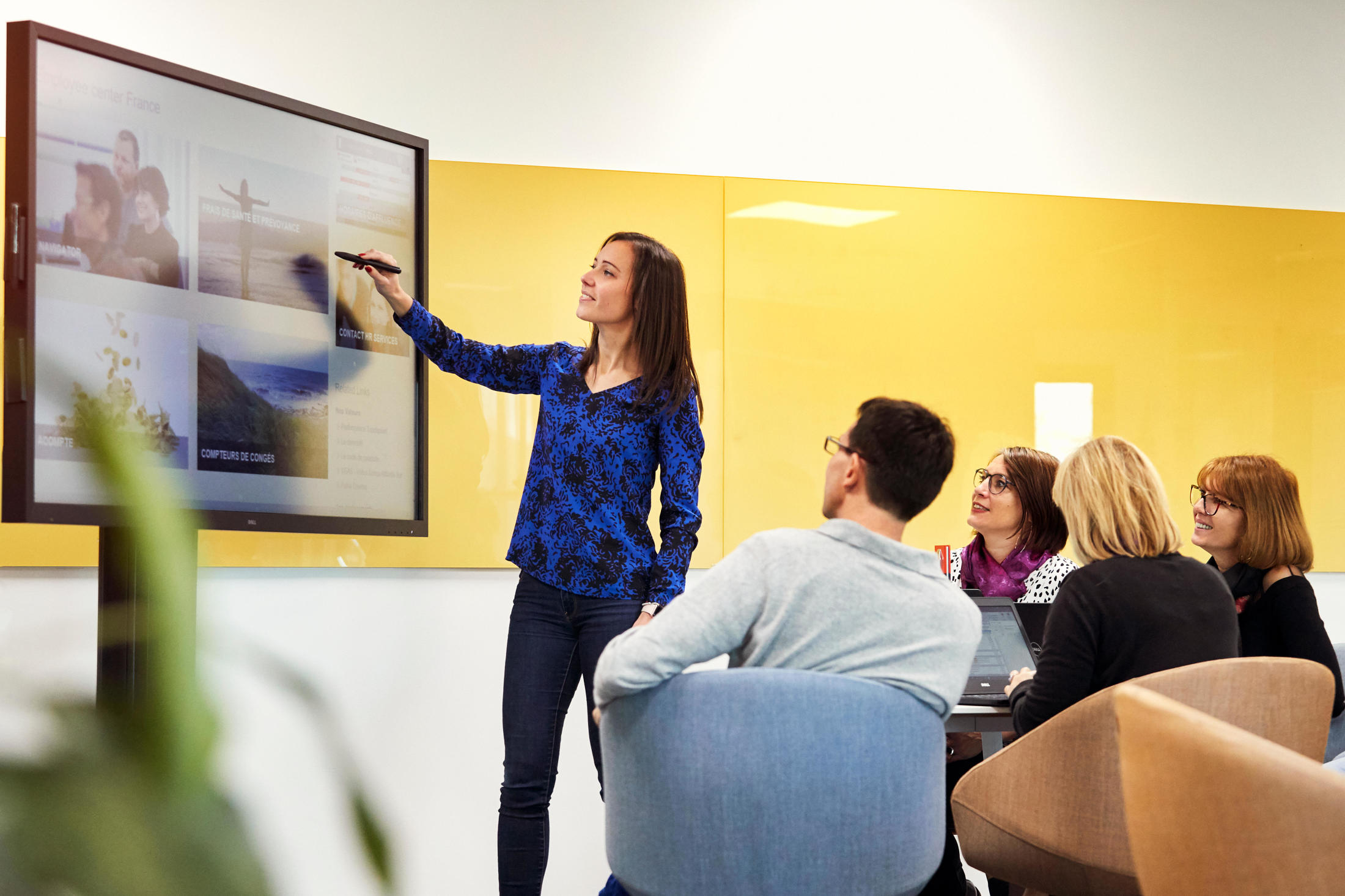 Collaborateurs au travail dans les bureaux de la Volvo Group University