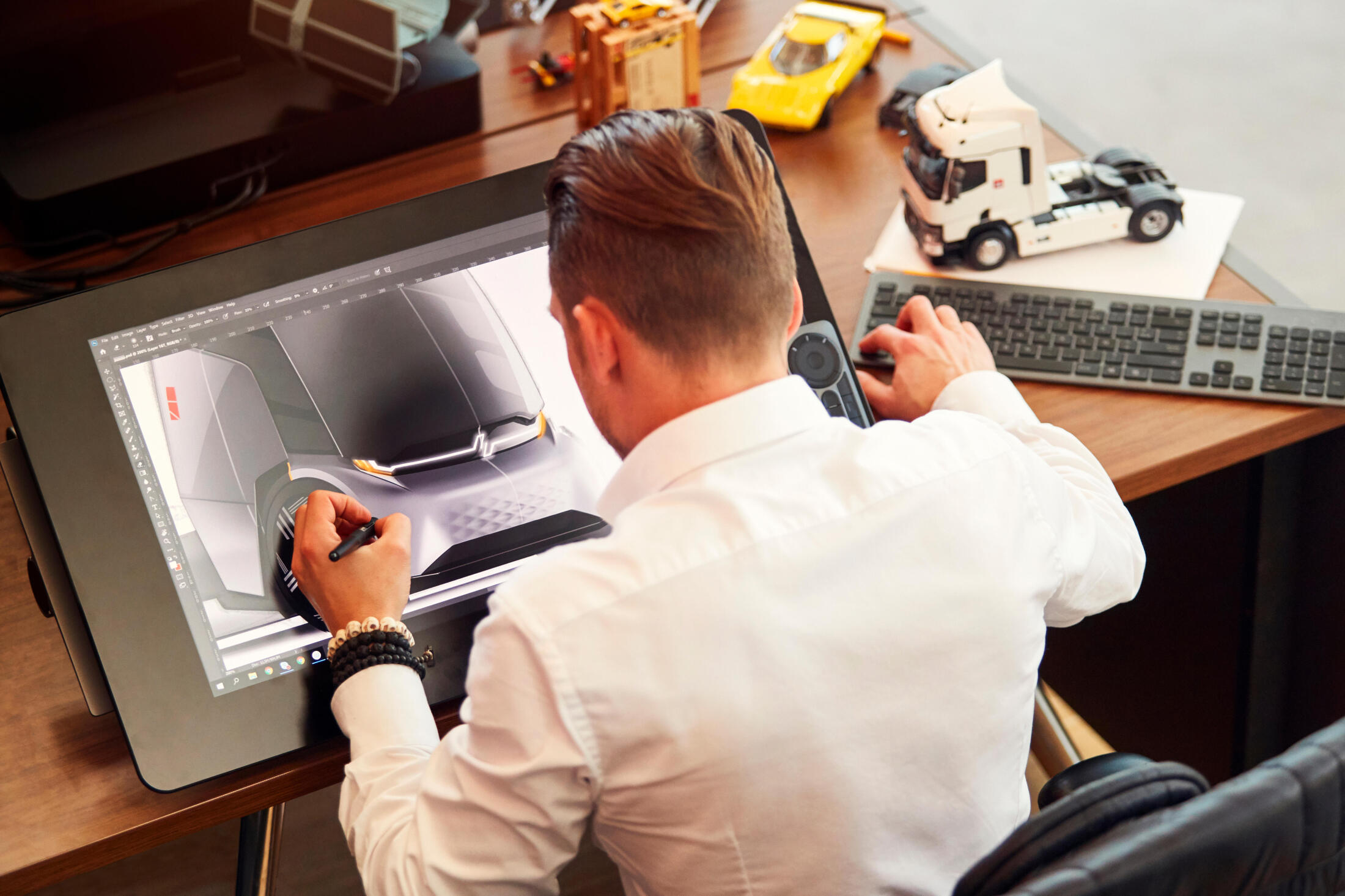 Collaborateur au travail dans les bureaux du Design