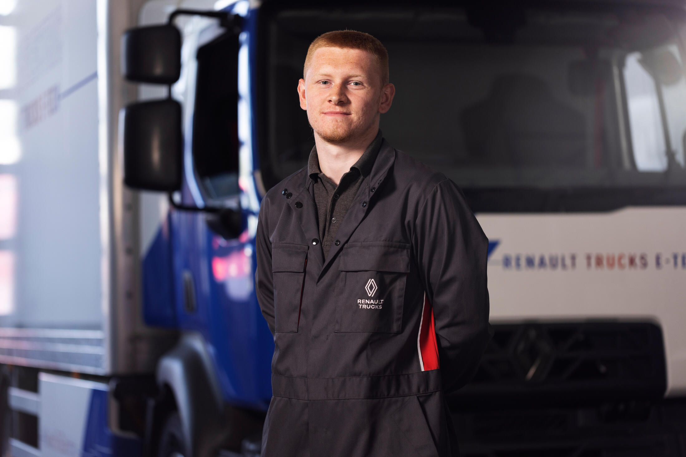 Mécaniciens dans un atelier Renault Trucks