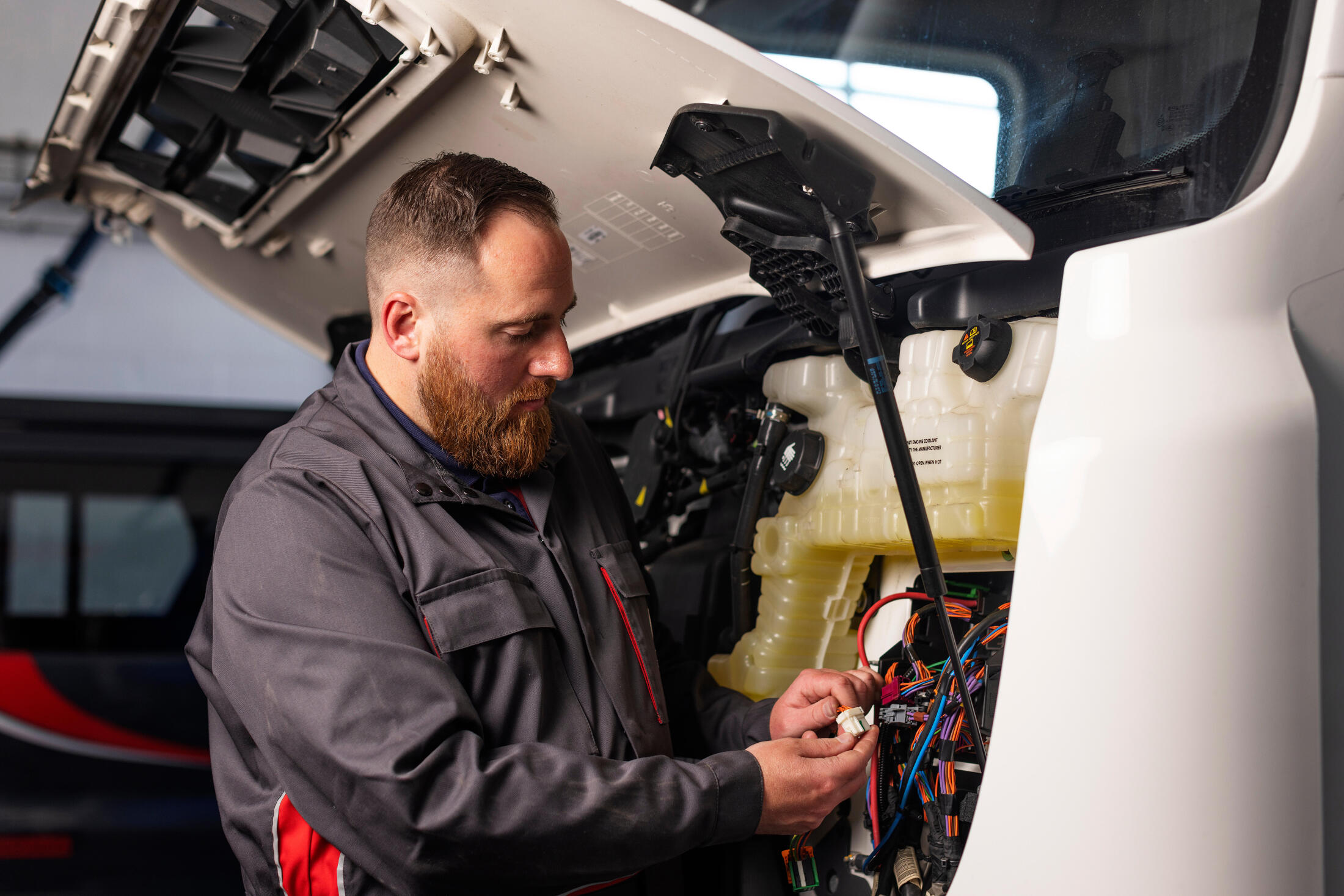 Mécaniciens dans un atelier Renault Trucks