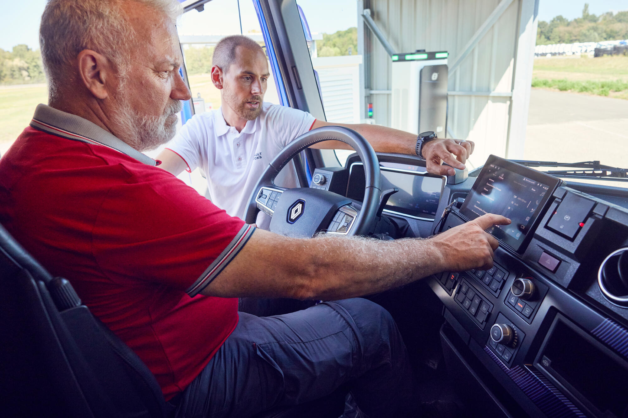 Renault Trucks Services E-mob (Electromobilité) dans une cabine