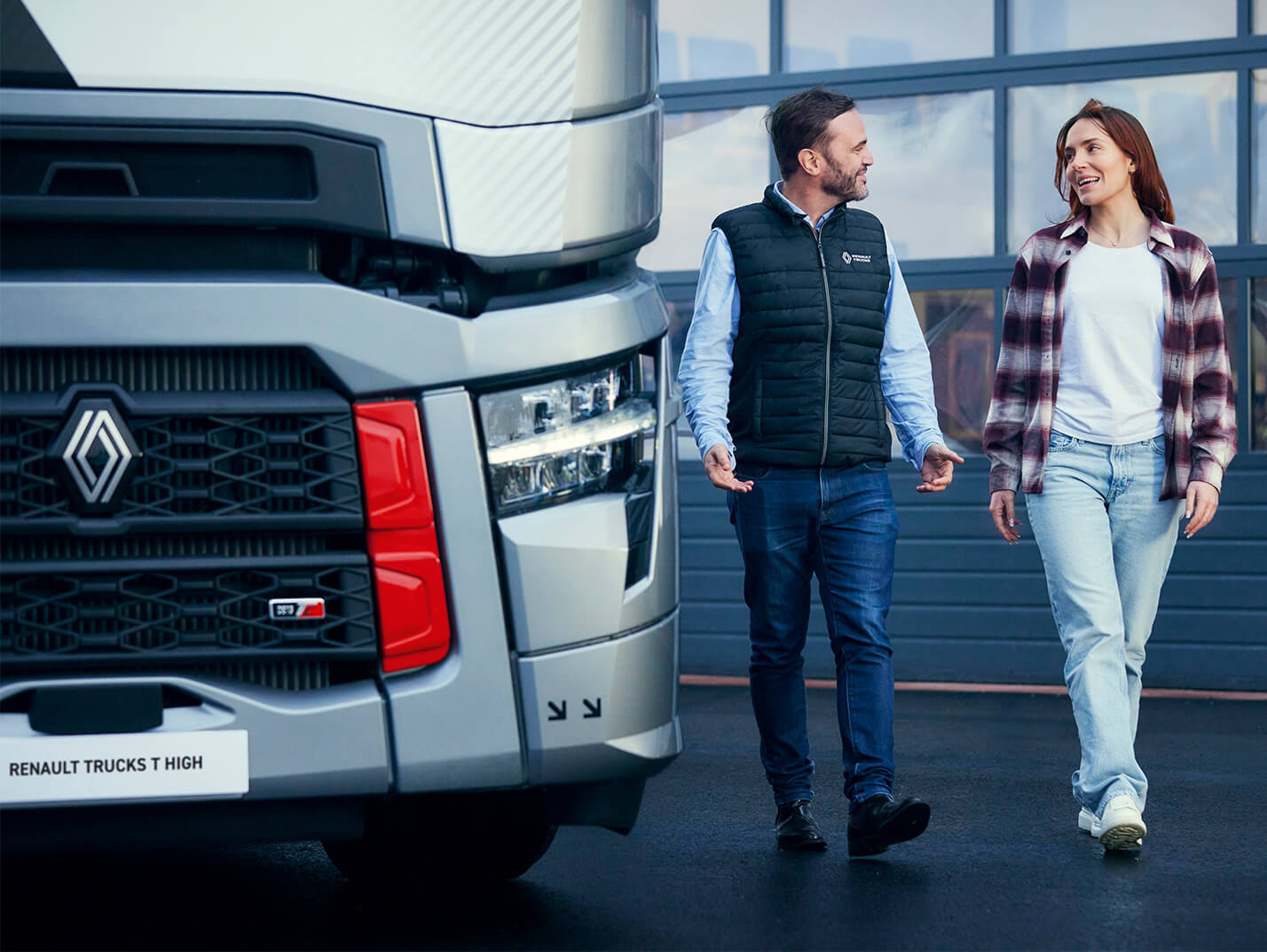 Vue de face d'un Renault Trucks T High gris