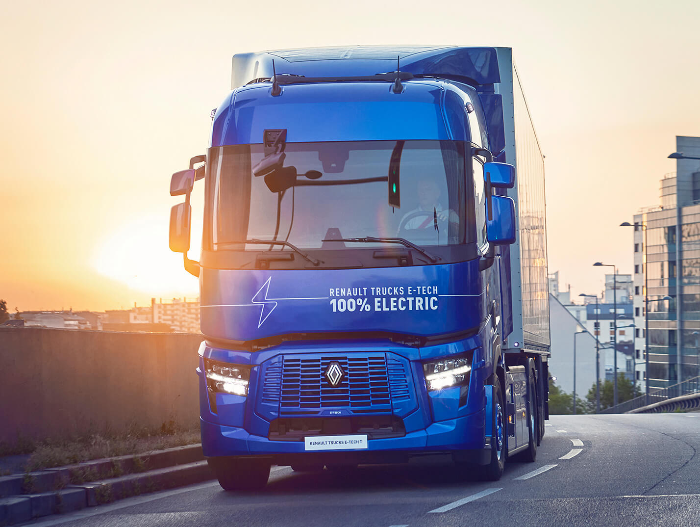 Renault Trucks E-Tech T sur fond de soleil couchant