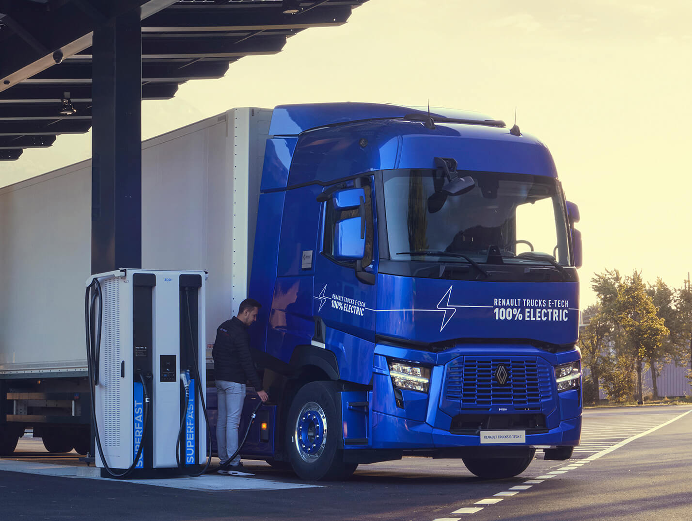 Renault Trucks E-Tech T en charge à la station