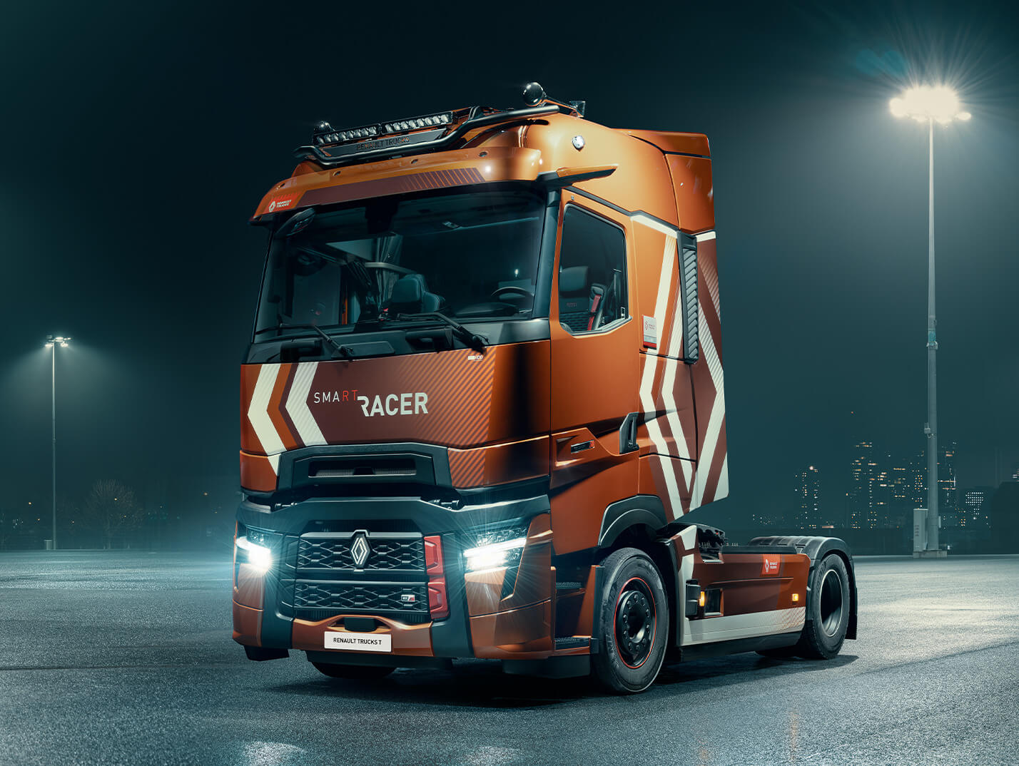 Renault Trucks T High Smart Racer sur un parking de nuit