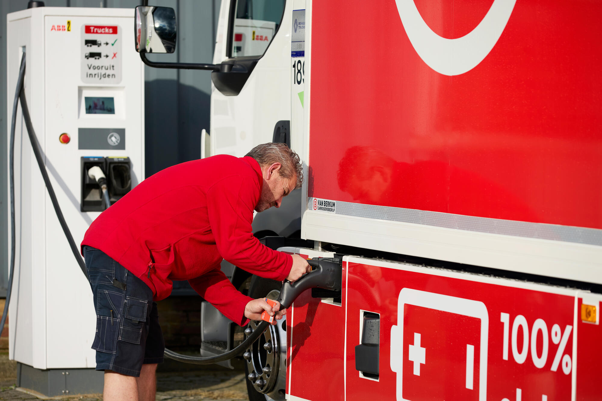 Renault Trucks E-TECH D: customer charging his truck