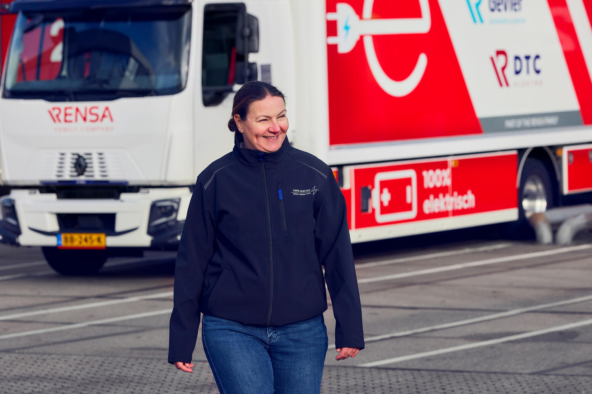 Rensa case: Focus on an employee, Renault Trucks E-TECH D in the back of the picture