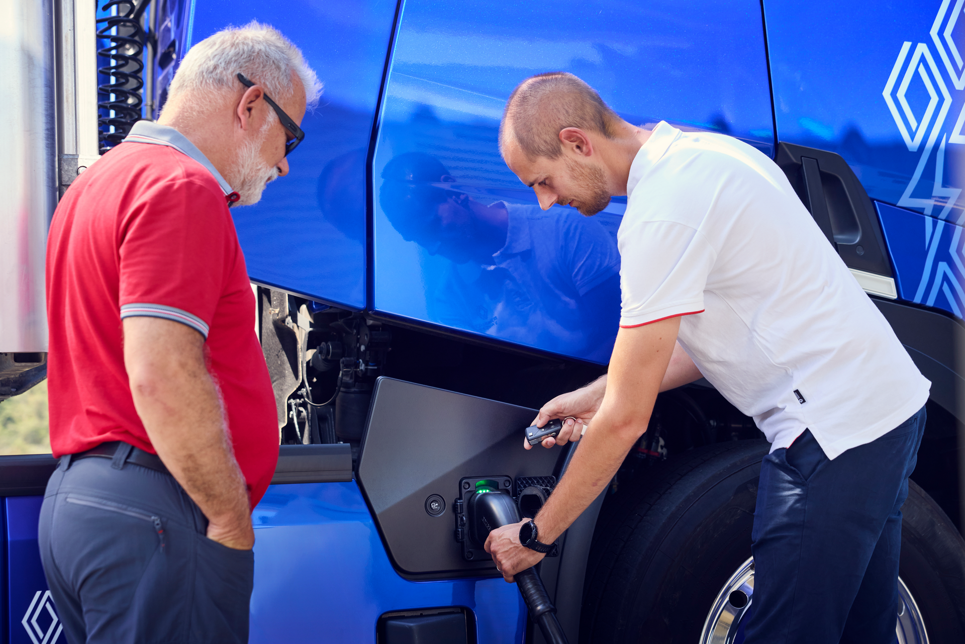 Expert Renault Trucks montrant la recharge d’un camion électrique