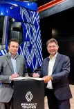 Frédéric Sarrazin, Directeur Commerce EDF Auvergne-Rhône-Alpes (à gauche) et Christophe Martin, Directeur Général de Renault Trucks France, ont signé ce partenariat ce vendredi 13 juin au siège Renault Trucks France de Saint-Priest.