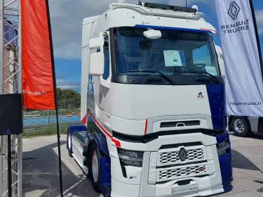 Renault Trucks T High Le Coq Sportif : un exemplaire unique signé 01 Customized by Renault Trucks