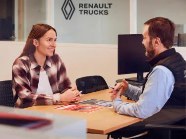 Un vendeur et un client discutent d'une brochure