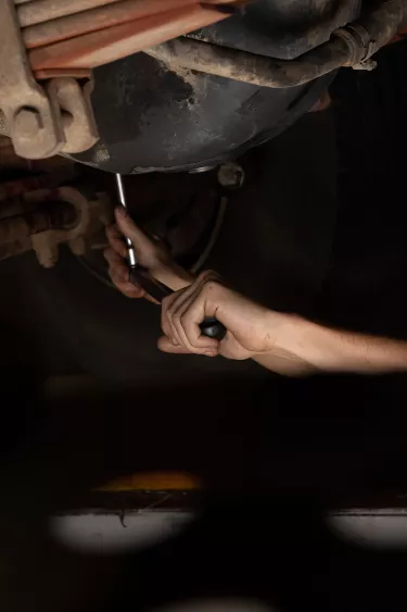 Baptiste, technicien spécialiste, au sein de l'établissement Renault Trucks de Coignières chez Chappelier