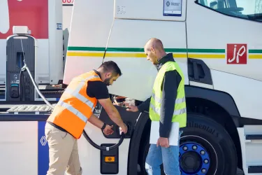 Renault Trucks is producing a series of customer testimonials highlighting: - its expertise in supporting companies in decarbonising their transport fleets, - the concrete benefits for customers (environmental, economic, operational) of our advisory/consulting approach throughout their decarbonisation project, - the role of our company as a trusted partner in these complex projects. Jacky PERRENOT shares his insights