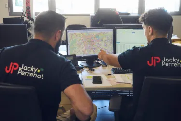 Renault Trucks is producing a series of customer testimonials highlighting: - its expertise in supporting companies in decarbonising their transport fleets, - the concrete benefits for customers (environmental, economic, operational) of our advisory/consulting approach throughout their decarbonisation project, - the role of our company as a trusted partner in these complex projects.
