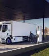 Renault Trucks D E-TECH en recharge dans une station électrique - nouveau facelift avec équipement GSR (General safety regulation ; règlement de sécurité général)