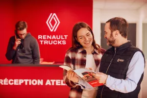 Renault Trucks Un vendeur et une cliente discutant autour d'une brochure