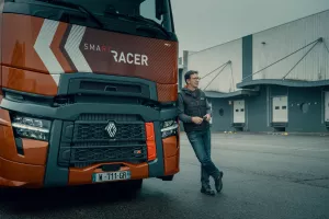 Model year 2025 : Renault Trucks T High Smart Racer : lifestyle (Renault Trucks bodywarmer, Renault Trucks hoodie)