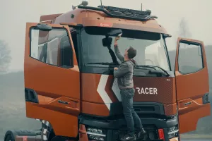 Model year 2025 : Renault Trucks T High Smart Racer : lifestyle (Renault Trucks Hero Zip Hoodie) driver on windshield access steps cleaning rearview mirror) 