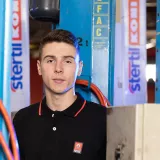 Baptiste, technicien spécialiste, au sein de l'établissement  Renault Trucks de Coignières chez Chappelier 