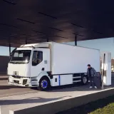 Renault Trucks D E-TECH en recharge dans une station électrique - nouveau facelift avec équipement GSR (General safety regulation ; règlement de sécurité général)
