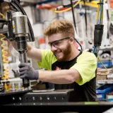 Renault Trucks Opérateur au travail dans l'usine d'assemblage de Bourg-en-Bresse
