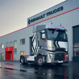Renault Trucks T High devant une concession