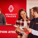 Renault Trucks Un vendeur et une cliente discutant autour d'une brochure