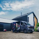 Renault Trucks Master Red EDITION Exclusive - Van in the courtyard of a detached house with tradesmen installing photovoltaic panels