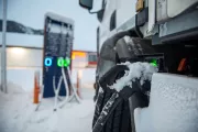 Un camion et un utilitaire 100 % électriques Renault Trucks E-Tech reviennent d’une expédition au Cap Nord