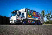 Le Lyonnais Birdy Kids sublime un camion poubelle 100 % électrique Renault Trucks en œuvre de street art