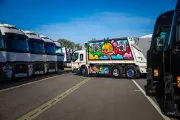 Le Lyonnais Birdy Kids sublime un camion poubelle 100 % électrique Renault Trucks en œuvre de street art