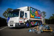 Le Lyonnais Birdy Kids sublime un camion poubelle 100 % électrique Renault Trucks en œuvre de street art