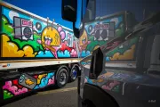 Le Lyonnais Birdy Kids sublime un camion poubelle 100 % électrique Renault Trucks en œuvre de street art