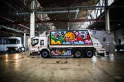 Le Lyonnais Birdy Kids sublime un camion poubelle 100 % électrique Renault Trucks en œuvre de street art