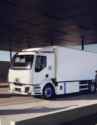 Renault Trucks D E-TECH en recharge dans une station électrique - nouveau facelift avec équipement GSR (General safety regulation ; règlement de sécurité général)