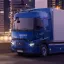 Zoom sur un Renault Trucks E-Tech T en ville au crépuscule