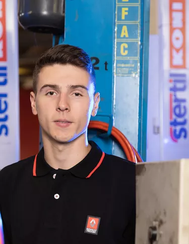 Baptiste, technicien spécialiste, au sein de l'établissement  Renault Trucks de Coignières chez Chappelier 