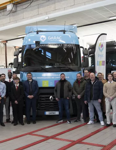Remise de clés d’un Renault Trucks T 460 au Garac, l’École nationale des Professions de l’Automobile. 