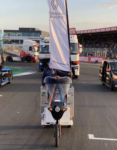 Au terme d’une caravane de trois étapes, Renault Trucks a dévoilé ses véhicules personnalisés aux 24 Heures Camions du Mans