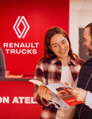 Renault Trucks Un vendeur et une cliente discutant autour d'une brochure