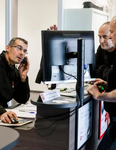Réception Magasin : technicien au téléphone pour renseigner des clients