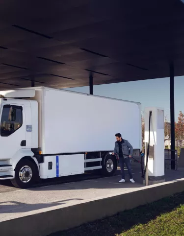 Man charging a Renault Trucks E-Tech D