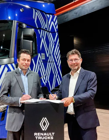 Frédéric Sarrazin, Directeur Commerce EDF Auvergne-Rhône-Alpes (à gauche) et Christophe Martin, Directeur Général de Renault Trucks France, ont signé ce partenariat ce vendredi 13 juin au siège Renault Trucks France de Saint-Priest.