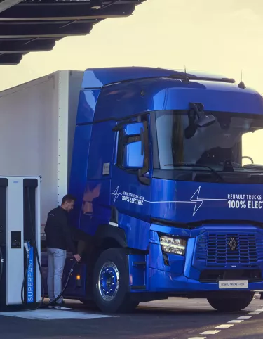Renault Trucks E-Tech T en charge à la station