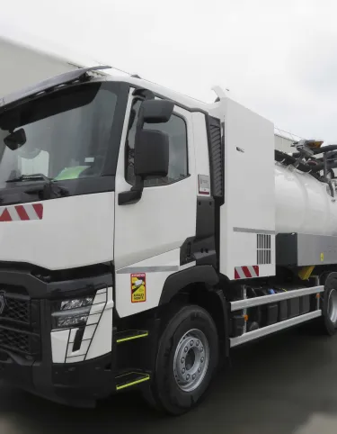 HYDROCUREUSE RIVARD SUR RENAULT TRUCKS